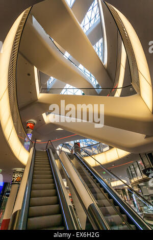 Innenraum des modernen Einkaufszentrums MyZeil in der Stadt aus Frankfurt Am Main, Deutschland Stockfoto