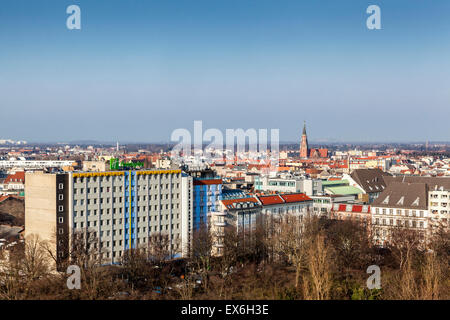 Stadtlandschaft Blick auf Berlin Stadtgebäude & Autobahnen vom Volkspark Humboldthain Park Flak Tower Aussichtsplattform Stockfoto