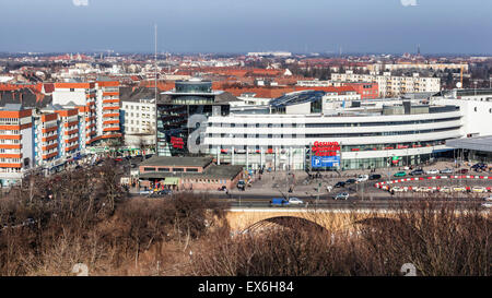 Stadtlandschaft Blick auf Berlin Stadtgebäude & Autobahnen vom Volkspark Humboldthain Park Flak Tower Aussichtsplattform Stockfoto