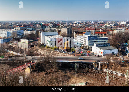 Stadtlandschaft Blick auf Berlin Stadtgebäude & Autobahnen vom Volkspark Humboldthain Park Flak Tower Aussichtsplattform Stockfoto