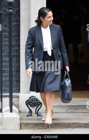 Downing Street, London UK. 8. Juli 2015. Priti patal mp Nr. 10 vor dem Sommer Budget. Die Blätter: Chris Yates/alamy leben Nachrichten Stockfoto