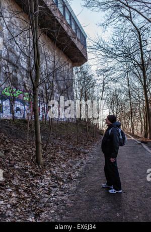 Bürgerpark Berlin Volkspark Humboldthain, Flak Flakturm (Flakturm), Bunker und Aussichtsplattform und senior woman Stockfoto