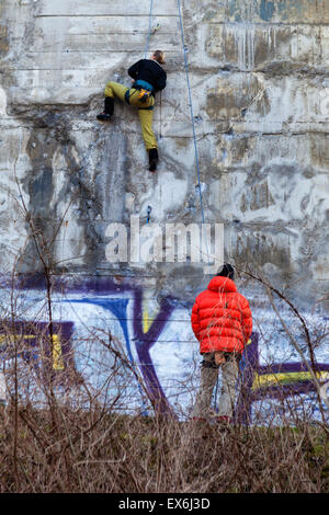 Bürgerpark Berlin Volkspark Humboldthain, Frau Bergsteiger auf der Kletterwand am Dresdenener Bunker und Flakturm Stockfoto
