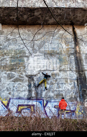 Bürgerpark Berlin Volkspark Humboldthain, Frau Bergsteiger auf der Kletterwand am Dresdenener Bunker und Flakturm Stockfoto