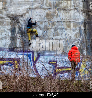 Bürgerpark Berlin Volkspark Humboldthain, Frau Bergsteiger auf der Kletterwand am Dresdenener Bunker und Flakturm Stockfoto