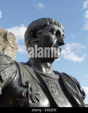 Bronzestatue des Roman Emperor Trajan zu sein glaubte. Die Statue befindet sich vor einem Abschnitt der Mauer London Tower Hill. Erstellten 1. Jh. N.Chr. datiert 2014 Stockfoto