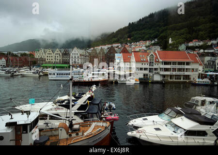 Blick über den Hafen und die Bergen Bryggen, der Strandkaien, Bergen, Norwegen, Skandinavien, Europa Stockfoto