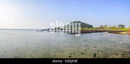 Landschaft von Jeju Olle Cours Nr. 2 mit Siksanbong Gipfel in Insel Jeju, Korea. Olle ist berühmt trekking Kurse erstellt entlang coa Stockfoto