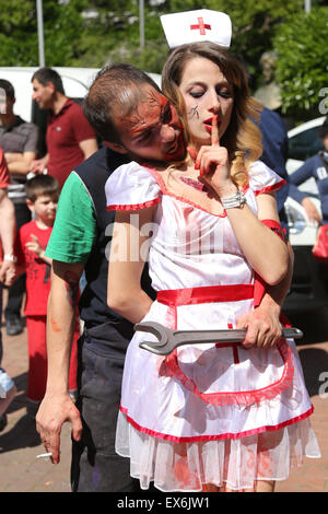 ISTANBUL, Türkei - 10. Mai 2015: Mädchen im Krankenschwester Kostüm Zombie Wanderung Istanbul Nisantasi Park Stockfoto