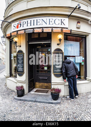Sophieneck-Bar und Restaurant Exterieur und senior woman Blick auf Speisekarte außen, Mitte, Berlin Stockfoto
