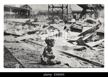 Zweiten Sino-japanischen Krieg 1937 während eines Bombenangriffs, bombardierten die Japaner eine chinesischen Zug-Station, die Frauen und Kinder untergebracht. Dieses Baby überlebt, obwohl er verletzt. Stockfoto