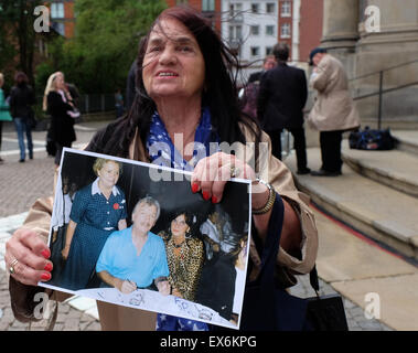 Hamburg, Deutschland. 8. Juli 2015. James Last Fan Fanella D sitzen vor der St.Michael Kirche hält ein Foto von sich mit dem verstorbenen Musiker, Hamburg, Deutschland, 8. Juli 2015 30 Jahre zurückreicht. Eine öffentliche Trauerfeier für James Last am St. Michael Kirche in Hamburg, Deutschland 8. Juli 2015. Der Musiker starb am 9. Juni 2015 im Alter von 86 in den Vereinigten Staaten. Foto: ALEX HEIMKEN/Dpa/Alamy Live News Stockfoto