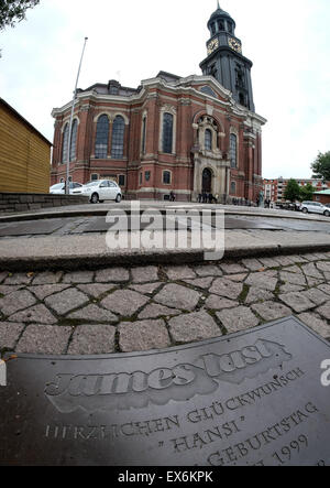 Hamburg, Deutschland. 8. Juli 2015. Kupfer-Plakette, die gelegt wurde, zum Gedenken an den 70. Geburtstag des verstorbenen Musikers James Last aufgenommen am 8. Juli 2015 in Hamburg, Deutschland. Eine öffentliche Trauerfeier für James Last war der St.Michael Kirche in Hamburg, Deutschland 8. Juli 2015. Der Musiker starb am 9. Juni 2015 im Alter von 86 in den Vereinigten Staaten. Foto: ALEX HEIMKEN/Dpa/Alamy Live News Stockfoto