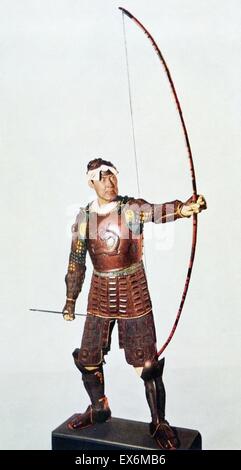 Modell der japanischen Samurai-Krieger in voller Rüstung hält einen Bogen. Vom 19. Jahrhundert Stockfoto