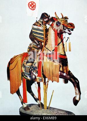 Modell von einem japanischen Samurai-Krieger in voller Rüstung auf dem Pferderücken. Vom 19. Jahrhundert Stockfoto