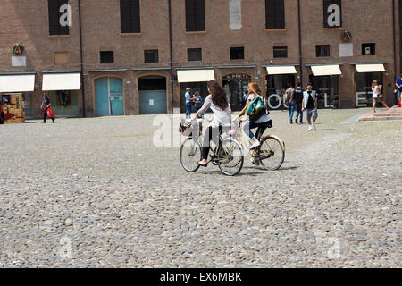 Zwei Frauen Radfahren über Piazza Grande, Modena. Stockfoto