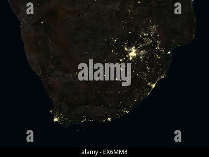 Südafrika in der Nacht im Jahr 2012. Dieses Satellitenbild zeigt städtische und industrielle Beleuchtung. Stockfoto