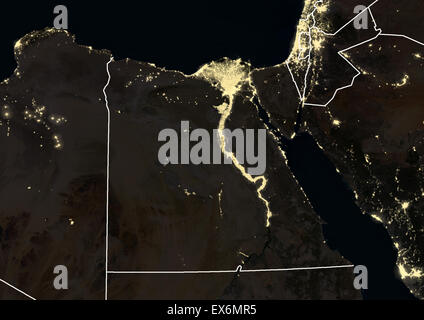 Ägypten in der Nacht im Jahr 2012. Dieses Satellitenbild mit Landesgrenzen zeigt städtische und industrielle Beleuchtung. Stockfoto