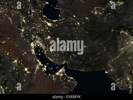 Iran, Irak und Afghanistan in der Nacht im Jahr 2012. Dieses Satellitenbild zeigt städtische und industrielle Beleuchtung. Stockfoto