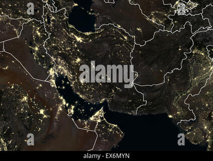 Iran, Irak und Afghanistan in der Nacht im Jahr 2012. Dieses Satellitenbild mit Landesgrenzen zeigt städtische und industrielle Beleuchtung. Stockfoto