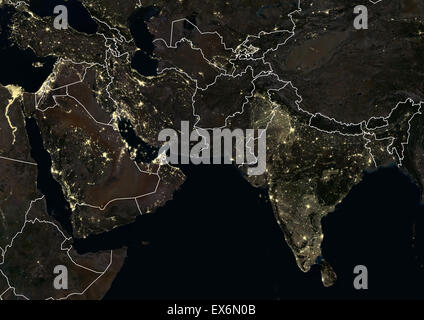 Mittleren Osten und Indien in der Nacht im Jahr 2012. Dieses Satellitenbild mit Landesgrenzen zeigt städtische und industrielle Beleuchtung. Stockfoto
