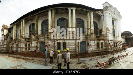 Kathmandu. 8. Juli 2015. Foto aufgenommen am 8. Juli 2015 zeigt einen Panoramablick über Gaddi Baithak Palastruine vorbereitet für den Wiederaufbau im Hanumandhoka Durbar Square in Kathmandu, Nepal. Nach dem massiven Erdbeben steigt die Zahl der Touristen, wiedereröffneten Hanumandhoka Durbar Square, ein UNESCO-Weltkulturerbe von Nepal, zu besuchen. © Sunil Sharma/Xinhua/Alamy Live-Nachrichten Stockfoto