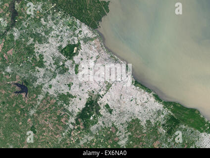 Farbe-Satellitenbild von Buenos Aires, Argentinien. Bild aufgenommen am 17. November 2014 mit Landsat 8 Daten. Stockfoto