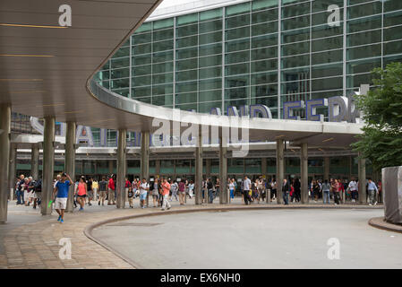 Passagiere, die verlassen des Staten Island ferry terminal Manhattan-New York-USA Stockfoto