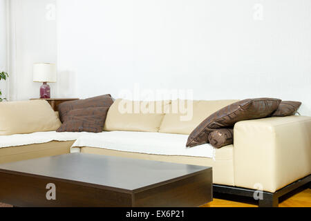 Zeitgenössische Wohnzimmer mit Caffee-Tabelle. Wohnzimmer im modernen Stil gestaltet. Innenraum mit Couch. Minimalistischer Lounge aussehen. Stockfoto