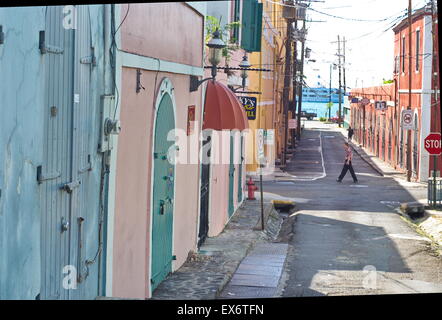 Die Innenstadt von schmalen gepflasterten Straße mit alten, bunten Gebäuden in der Innenstadt von Christiansted auf der uns Virgin Island of St. Thomas. Stockfoto