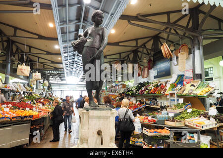 Bronze Statue einer jungen Frau im Merkato Albinelli, Modena. Stockfoto