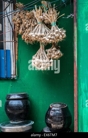 Knoblauch und die Kimchi hängenden außerhalb eines Hauses in Gunsan/ Stockfoto