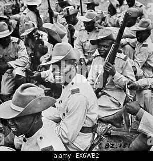 Ashanti Truppen in Gold Coast Regiment. Eleganz in die Exerzierplatz und Heiterkeit unter allen Bedingungen sind traditionelle Merkmale der Royal West African Frontier Force. Ashanti-Soldaten, die im Gold Coast Regiment ergeben sich ausruhen von ro Stockfoto