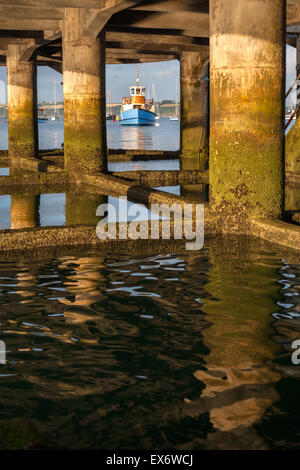 Unter dem Prince Of Wales Pier in Falmouth, Cornwall Stockfoto