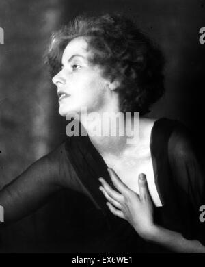 Porträt der schwedische Filmschauspielerin Greta Garbo (1905 – 1990) und ein internationaler Star und Ikone Hollywoods stillen und klassischen Zeiten. Fotografiert von deutschstämmigen, amerikanische Fotograf Arnold Genthe (1869-1942). Datiert 1925 Stockfoto