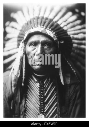 Fotoabzug Chief Three Pferde fotografiert von Edward Sheriff Curtis (1868 – 1952), US-amerikanischer Ethnologe und Fotograf des amerikanischen Westens und der indianischen Völker. Datiert 1905 Stockfoto