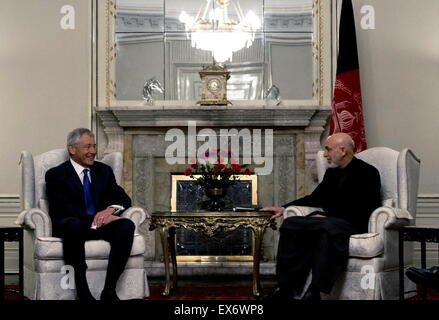 Chuck Hagel trifft der US-Verteidigungsminister, links, mit afghanischen Präsidenten Hamid Karzai in Kabul 2013 Stockfoto