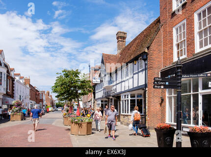 Das alte Kreuz Pub auf Fußgängerzone mit Menschen im Stadtzentrum von Chichester im Sommer. North Street Chichester West Sussex England UK Großbritannien Stockfoto