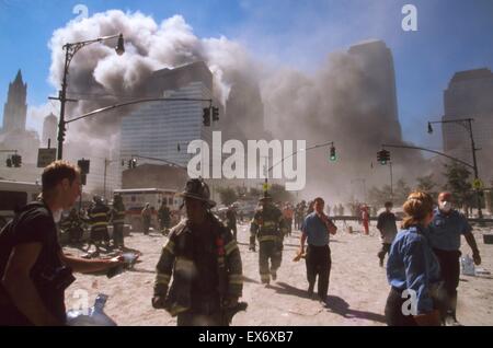 Den September 11 (oder 9/11) Islamische Terrorgruppe al-Qaida-Anschlägen auf New York City, 11. September 2001. Zwei Ebenen, wurden stürzte in den Norden und Süden Türmen des World Trade Centers in New York City Komplex. Innerhalb von zwei Stunden, beide 110-Geschichte Stockfoto