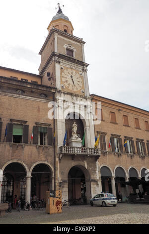 Uhrturm (Torre Orologio), Teil des Palazzo Comunale, Modena. Stockfoto