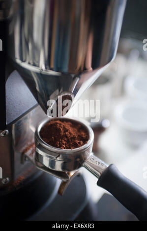 Siebträger Korb füllen mit gemahlenem Kaffee Stockfoto