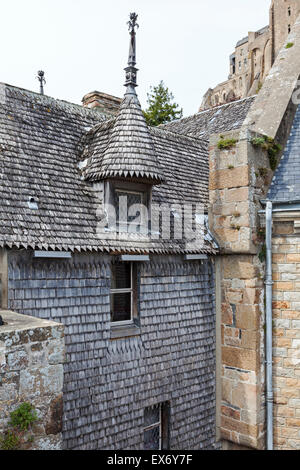 Hölzerne Schindeln Verkleidung an Wand und Dach eines Gebäudes am Mont St Michel, Normandie, Frankreich Stockfoto