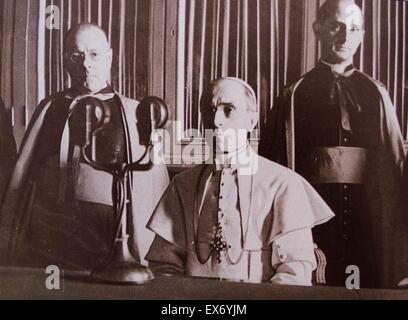 Leiter der katholischen Kirche Papst Pius XII im Jahr 1941 mit dem späteren Paul VI (rechts) Stockfoto