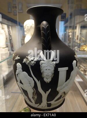 Kopie der Portland-Vase von Josiah Wedgwood & Söhnen, Etrurien, bekannte Werk des römischen Cameo-Auftritt. Staffordshire, um 1790. Glas, 1784 Stockfoto