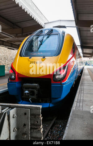 Klasse 222 Zug von East Midlands Züge warten in einer Bucht Plattform am Bahnhof Sheffield betrieben Stockfoto