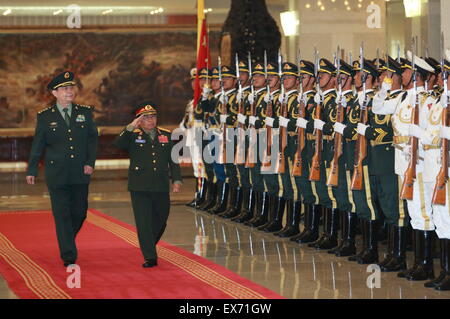 Peking, China. 8. Juli 2015. Chinesische Defense Minister Chang Wanquan (L) und Besuch Lao Verteidigungsminister Sengnuan Saiyalath inspizieren die Wachen der Ehre vor ihren Gesprächen in Peking, Hauptstadt von China, 8. Juli 2015. © Ding Haitao/Xinhua/Alamy Live-Nachrichten Stockfoto