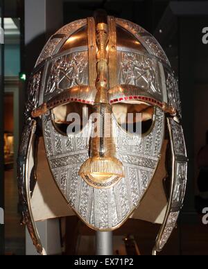 Eine Replik von Sutton Hoo Helm angelsächsischen, frühen 7. Jahrhundert n. Chr.. Nur vier komplette Helme sind aus Anglo-Saxon England bekannt: Sutton Hoo, Benty Grange, Wollaston und York. Stockfoto