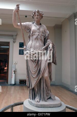 Thalia, die Muse der Komödie Roman, 2. Jh. n. Chr. Statue. ln Mythologie Thalia war eine der neun Musen. Die Musen waren weiblichen Begleiterinnen des Gottes Apollo und der Künste und Wissenschaften gewidmet. Stockfoto