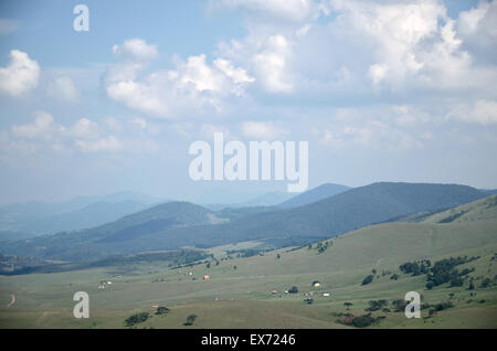 Berge, bedeckt mit Pinienwäldern und Häuser im Tal Stockfoto