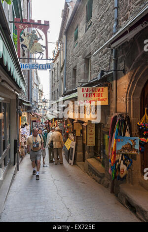 Touristen drängen in die schmale Hauptstraße von Mont St Michel, Normandie, Frankreich Stockfoto